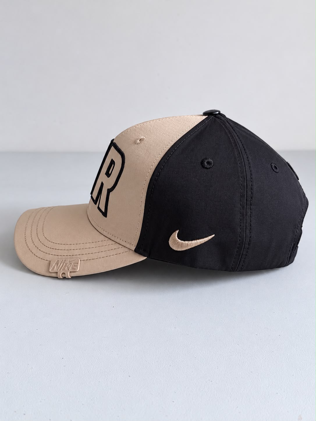 Gorra Nike AIR beige con negro, vista trasera y correa ajustable