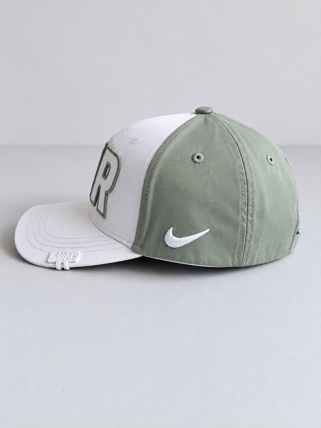 Gorra Nike AIR blanca y verde salvia, vista frontal