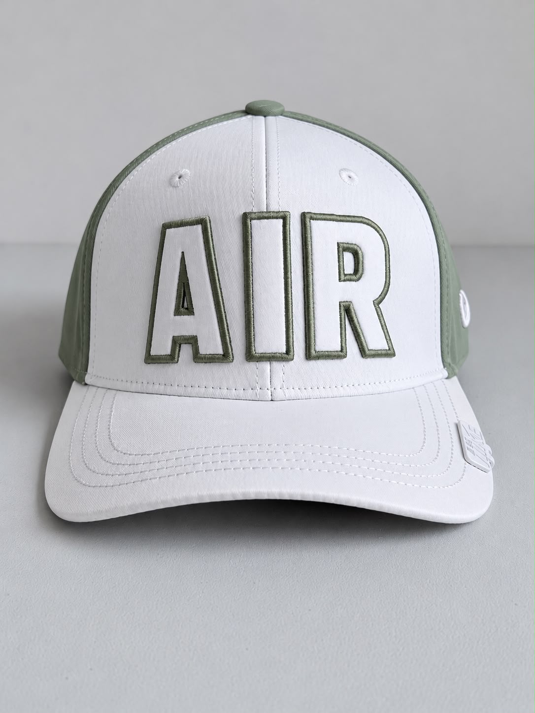 Gorra Nike AIR blanca y verde salvia, vista lateral