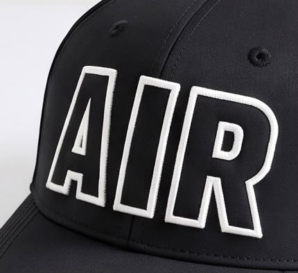 Gorra Nike AIR negra, vista trasera y correa ajustable