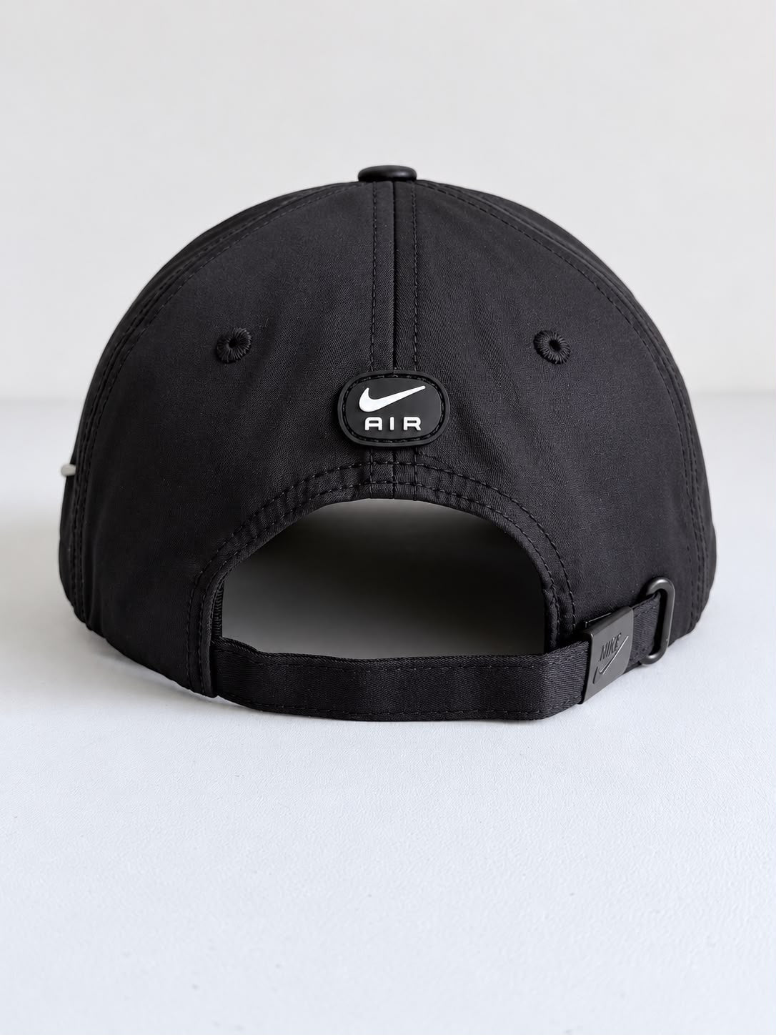 Gorra Nike AIR negra con bordado blanco, vista frontal