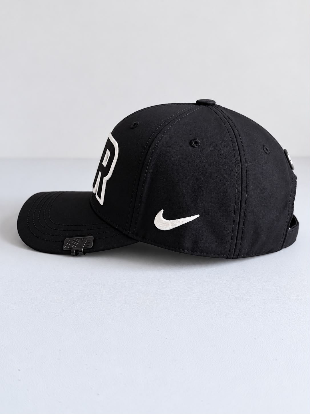 Gorra Nike AIR negra, vista lateral con logo blanco