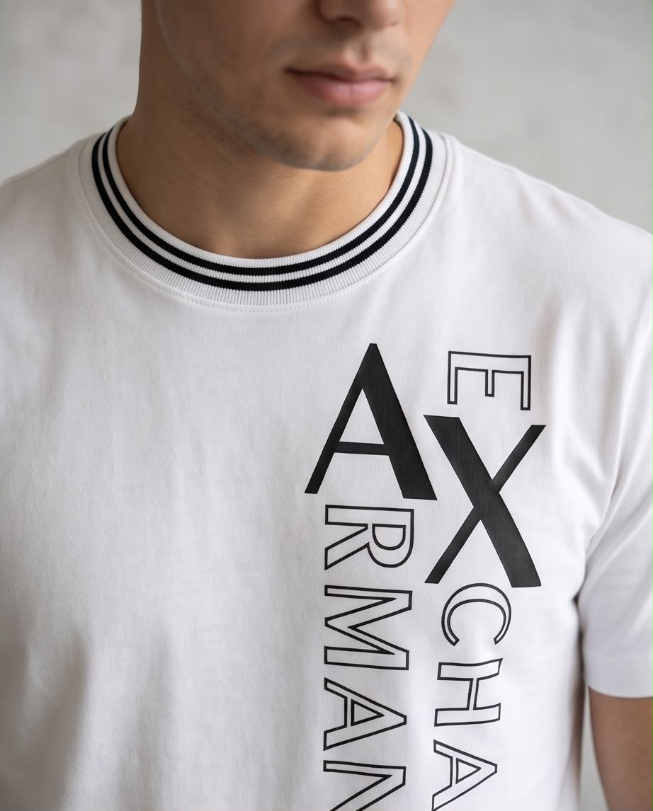 Camiseta Blanca Armani Exchange Letras Verticales Cuello Rayado Regular Fit