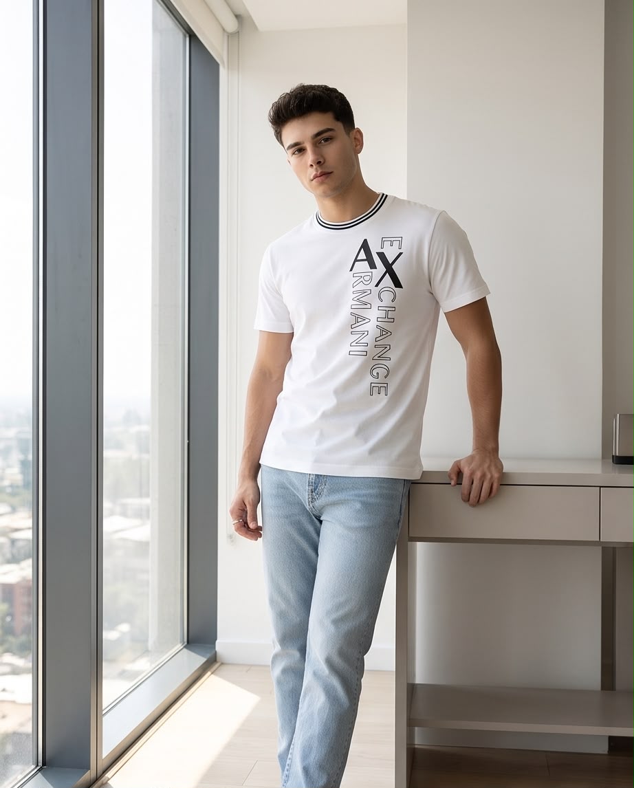 Camiseta Blanca Armani Exchange Letras Verticales Cuello Rayado Regular Fit