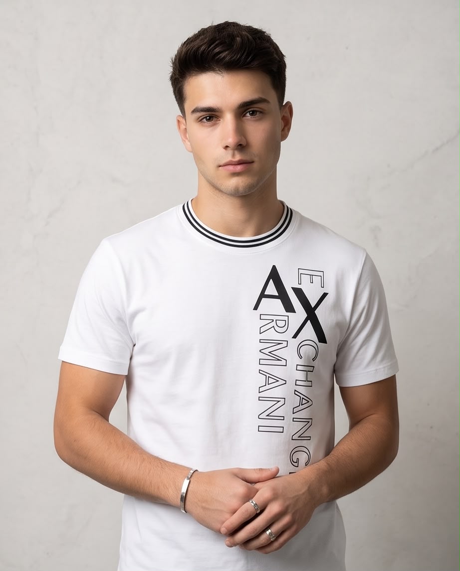 Camiseta Blanca Armani Exchange Letras Verticales Cuello Rayado Regular Fit