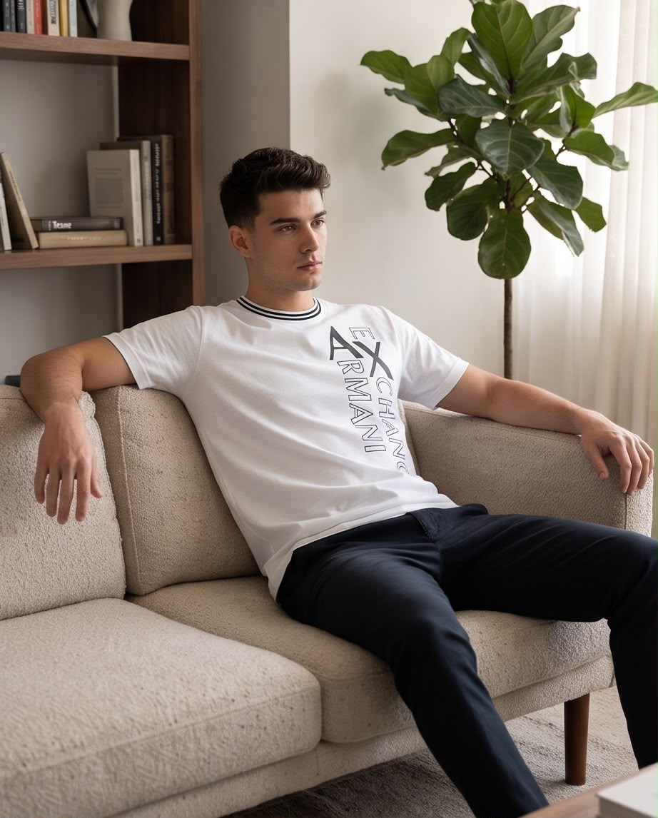 Camiseta Blanca Armani Exchange Letras Verticales Cuello Rayado Regular Fit