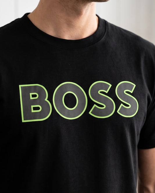 Camiseta Negra BOSS Letras Grises con Borde Verde Regular Fit