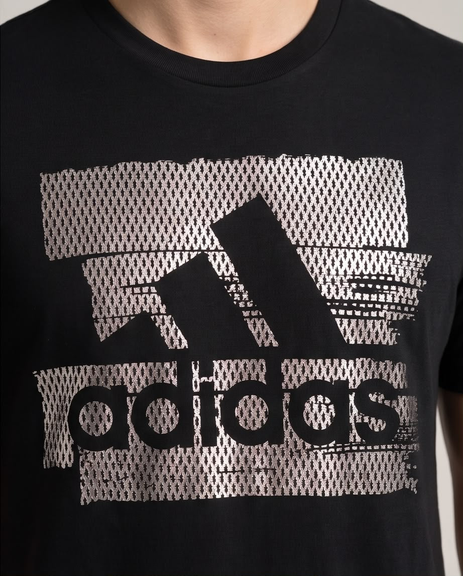 Camiseta Negra adidas Tres Barras con Trama Gris Regular Fit