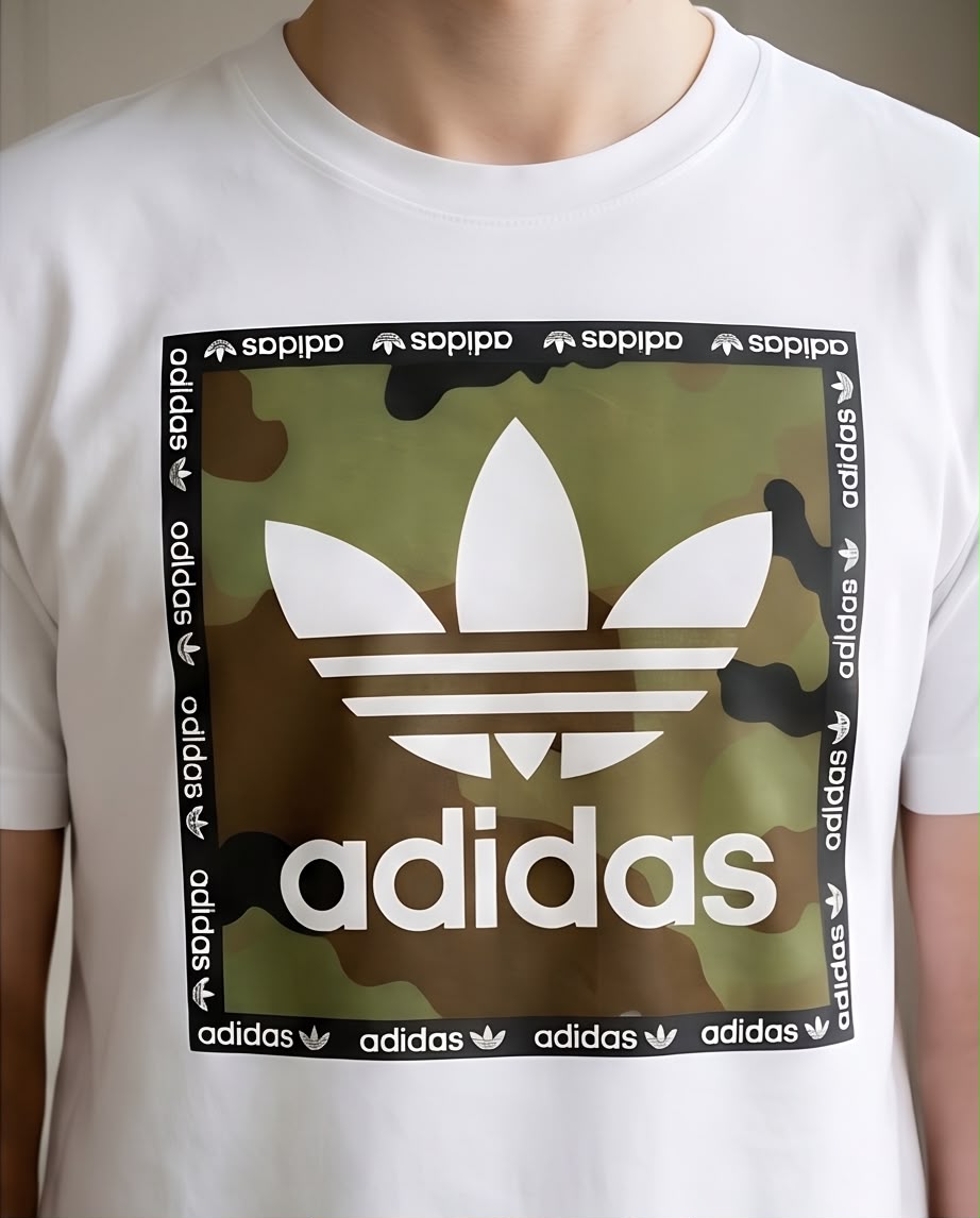Camiseta Blanca adidas Camuflada con Borde de Logos Regular Fit