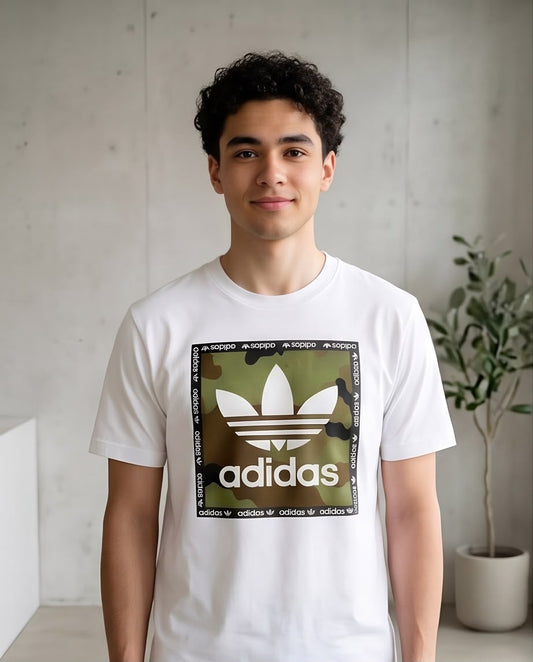 Camiseta Blanca adidas Camuflada con Borde de Logos Regular Fit