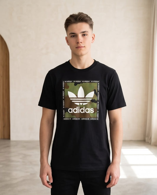 Camiseta Negra adidas Camuflada con Borde de Logos Regular Fit