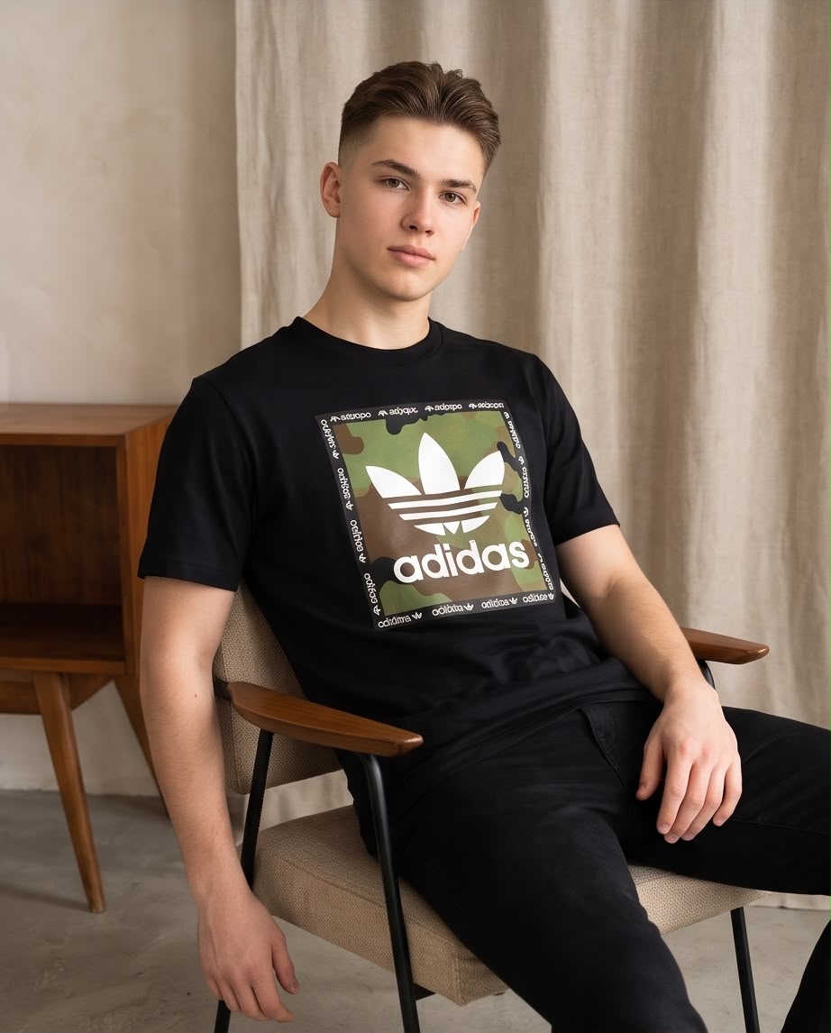Camiseta Negra adidas Camuflada con Borde de Logos Regular Fit