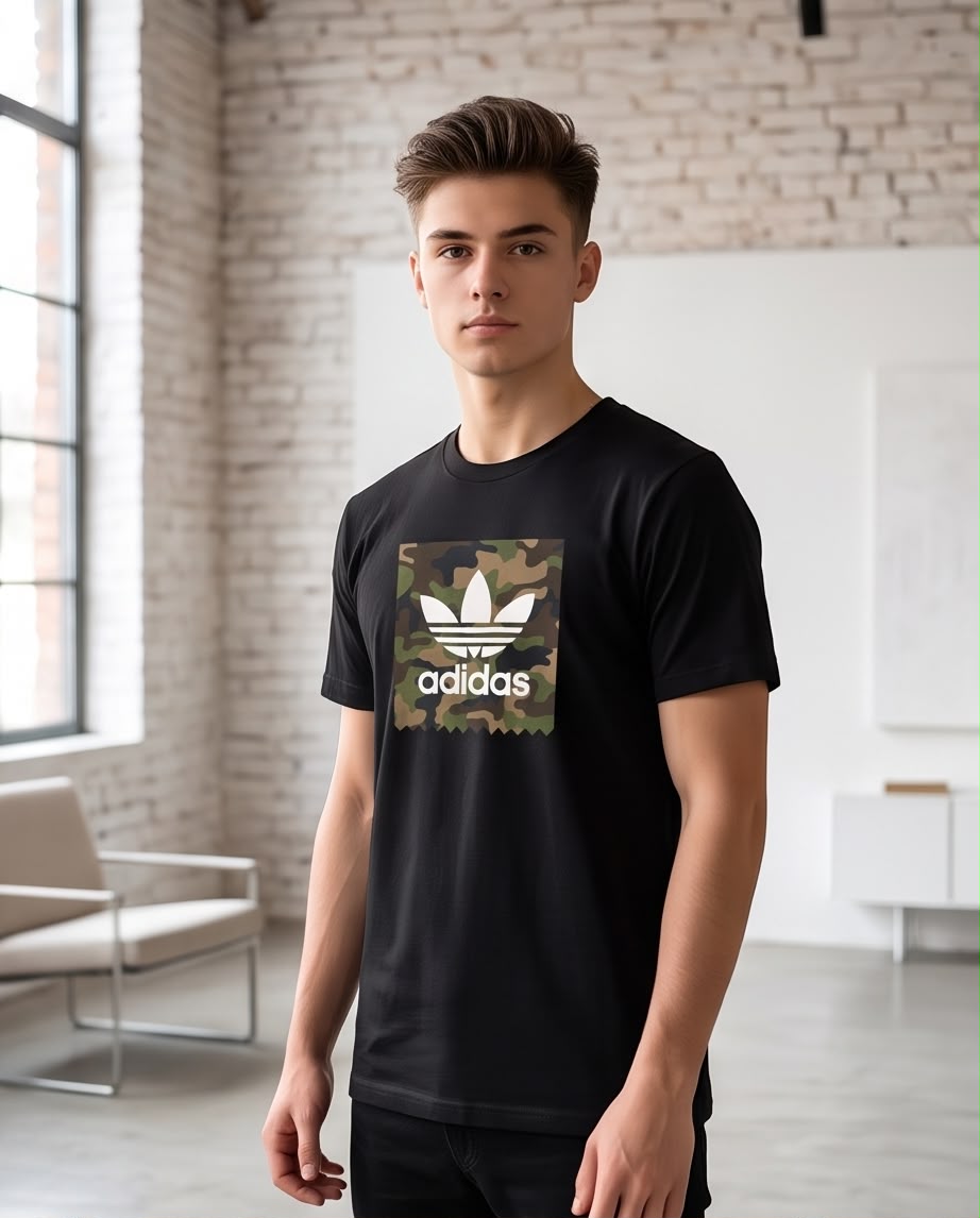 Camiseta Negra con Estampado adidas Camuflado Regular Fit