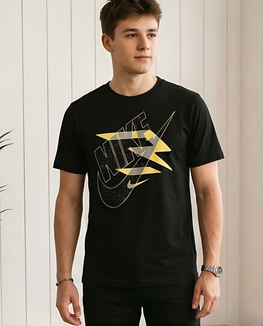 Camiseta Negra con Estampado NIKE Amarillo y Gris Regular Fit