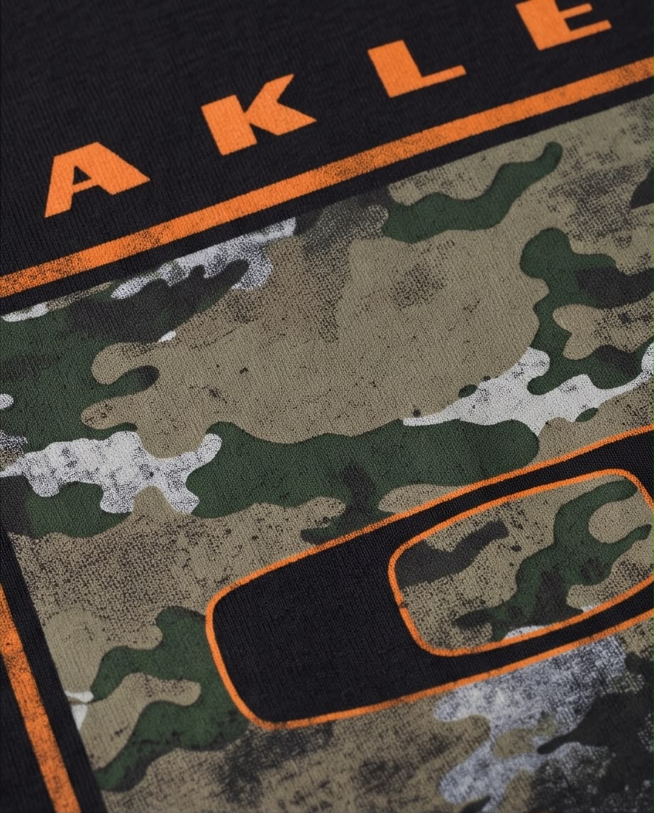 Camiseta Negra OAKLEY Camuflada con Marco Naranja Regular Fit