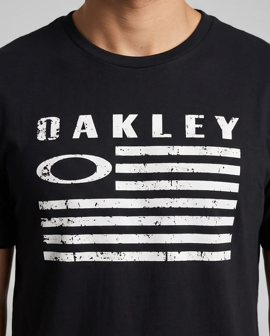 Camiseta Negra OAKLEY Franjas Blancas Desgastadas Regular Fit