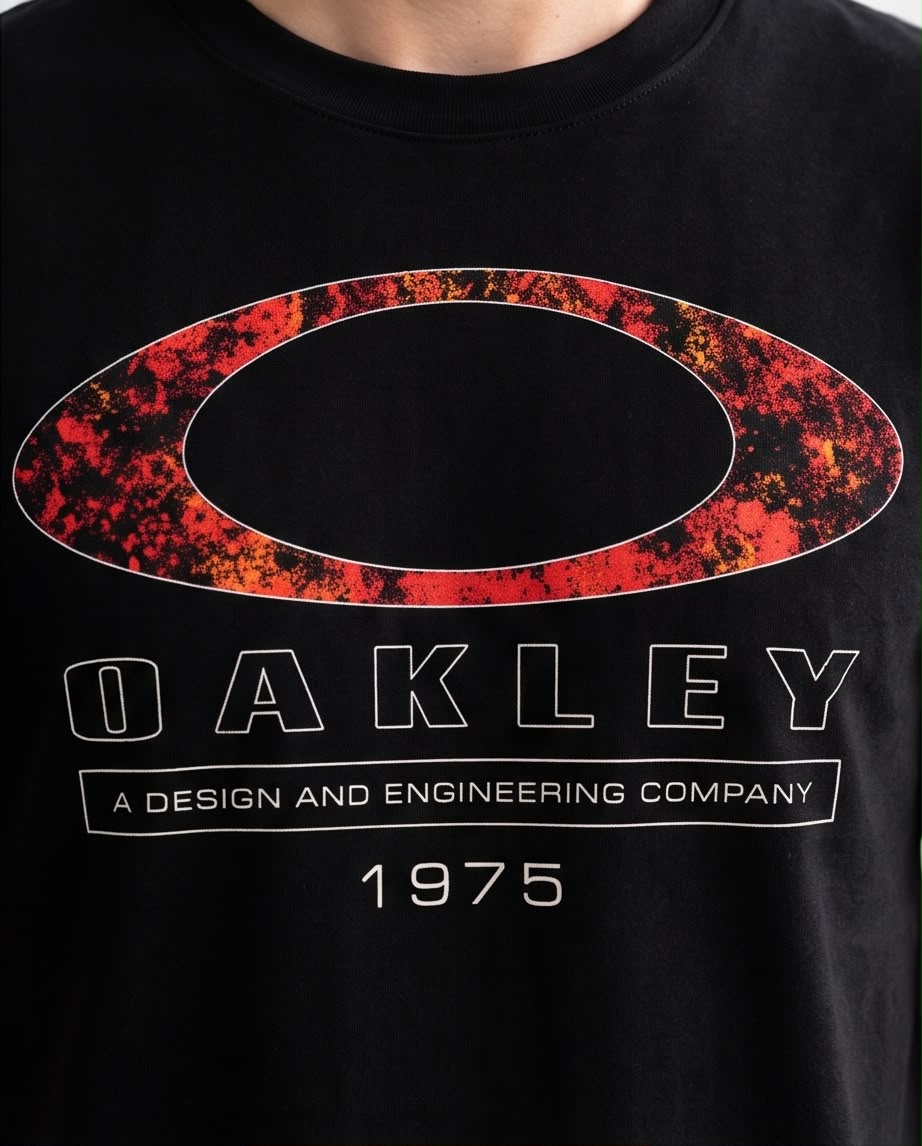 Camiseta Negra OAKLEY Óvalo Rojo y Naranja 1975 Regular Fit
