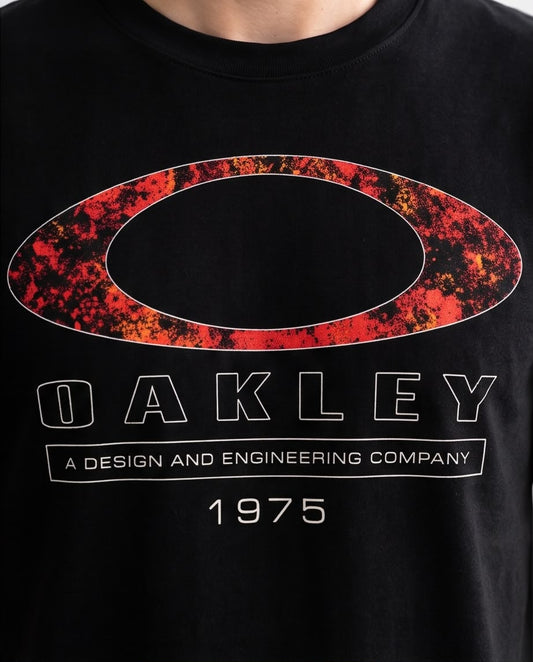 Camiseta Negra OAKLEY Óvalo Rojo y Naranja 1975 Regular Fit