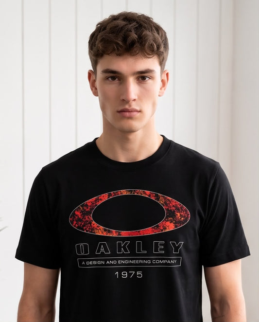 Camiseta Negra OAKLEY Óvalo Rojo y Naranja 1975 Regular Fit