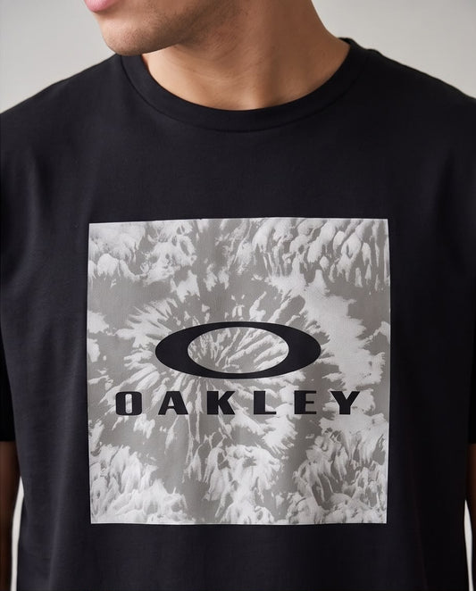 Camiseta Negra OAKLEY Tie-Dye Gris y Blanco Regular Fit