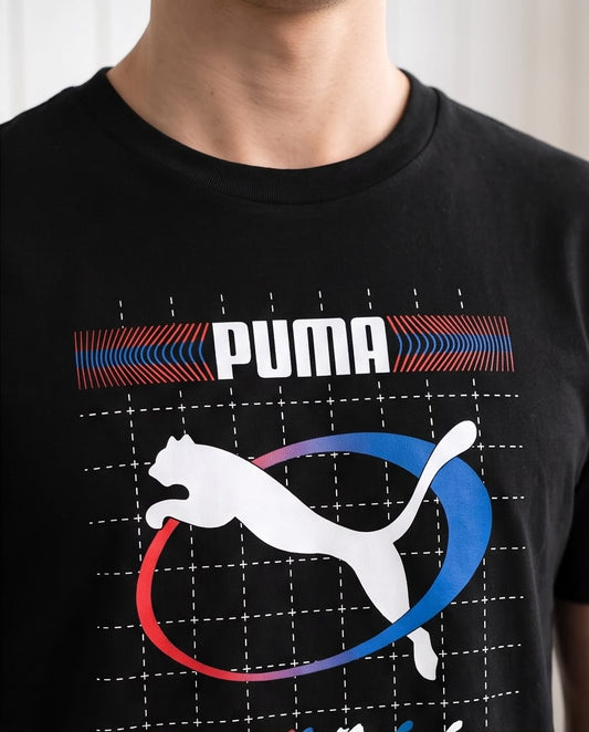 Camiseta Negra PUMA Órbita Roja y Azul Regular Fit