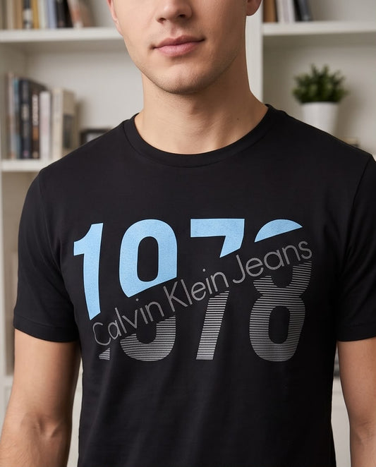 Camiseta Negra Calvin Klein Jeans 1978 Azul y Gris Regular Fit