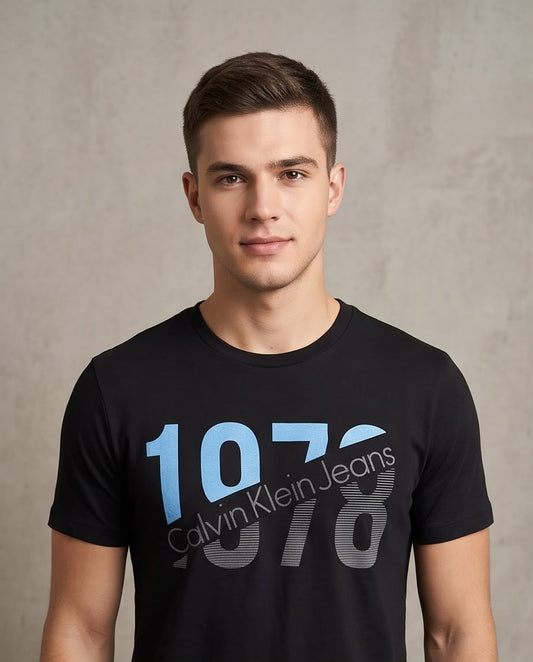 Camiseta Negra Calvin Klein Jeans 1978 Azul y Gris Regular Fit