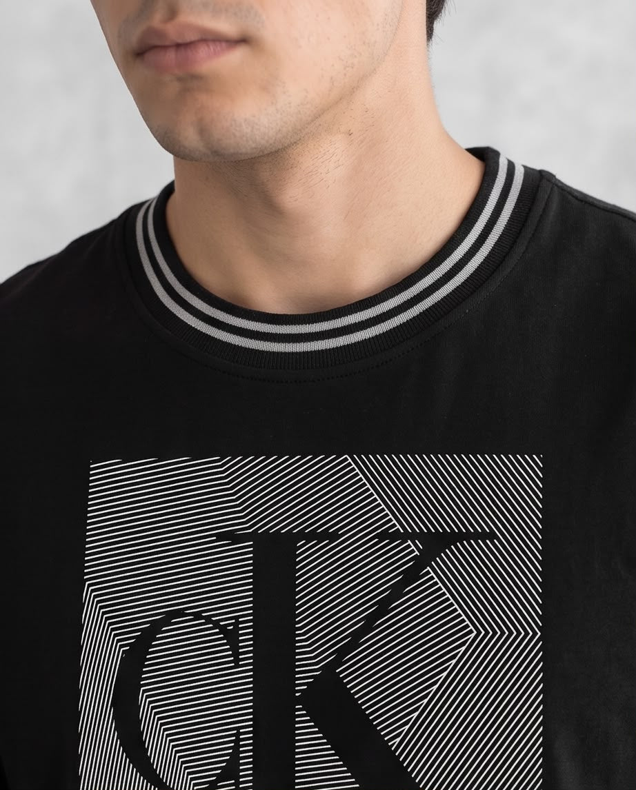 Camiseta Negra Calvin Klein Jeans cK Geométrico Cuello Rayado Regular Fit