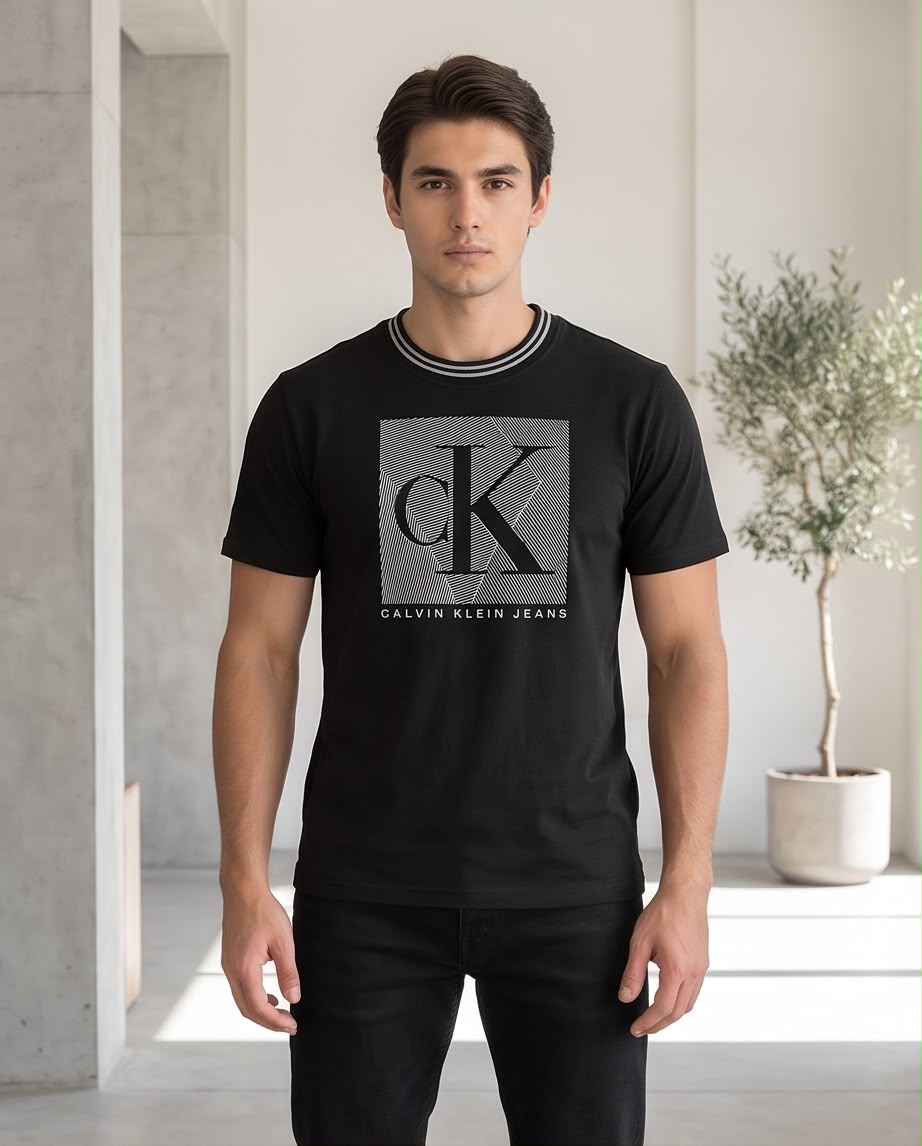 Camiseta Negra Calvin Klein Jeans cK Geométrico Cuello Rayado Regular Fit