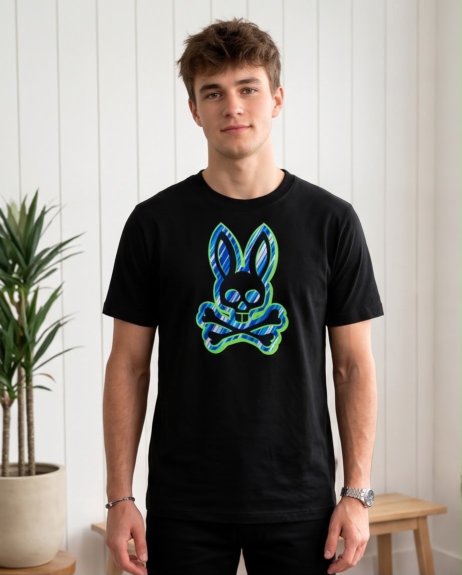 Camiseta Negra Conejo Franjas Azules y Borde Verde Regular Fit