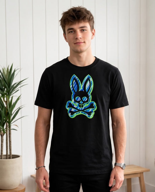 Camiseta Negra Conejo Franjas Azules y Borde Verde Regular Fit