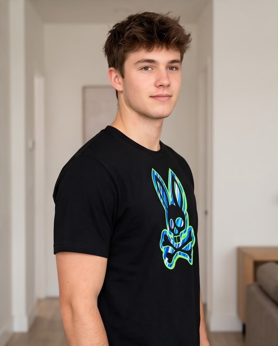 Camiseta Negra Conejo Franjas Azules y Borde Verde Regular Fit