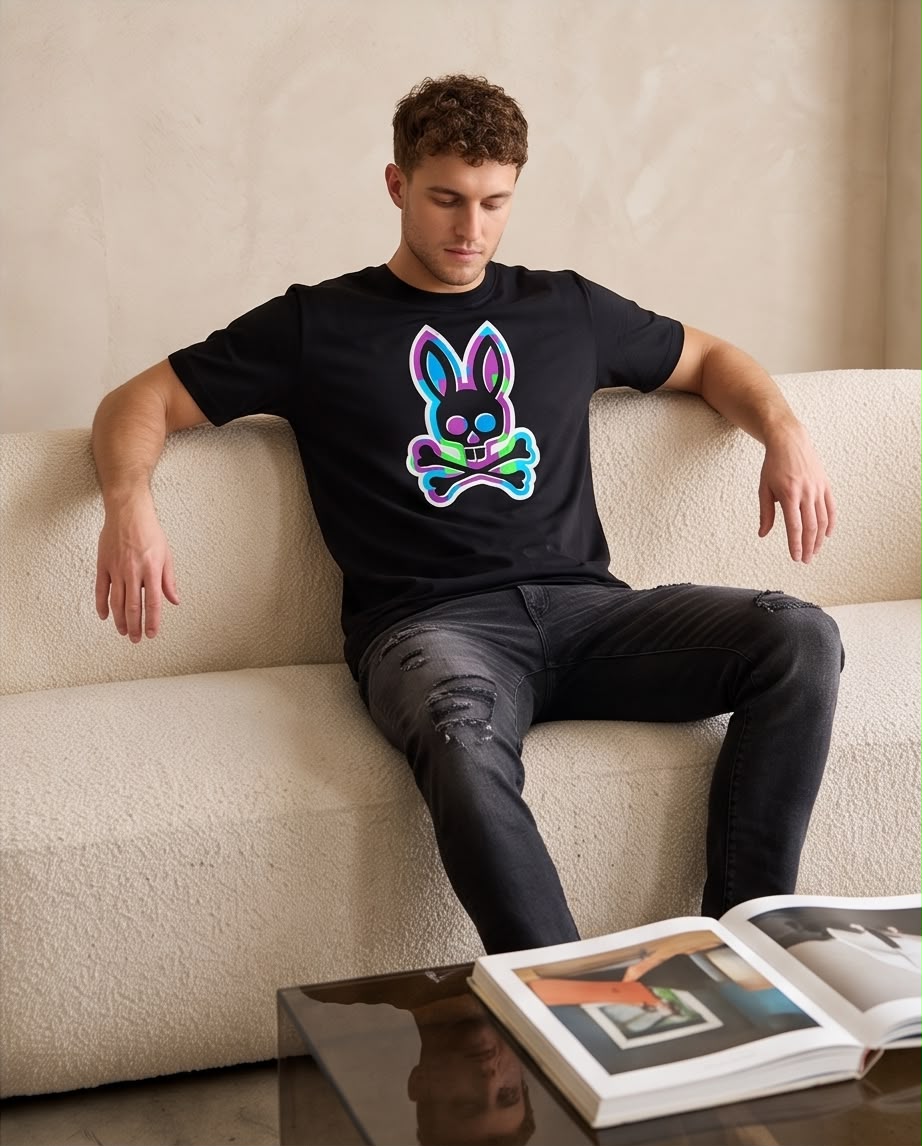 Camiseta Negra Conejo Multicolor con Borde Blanco Regular Fit