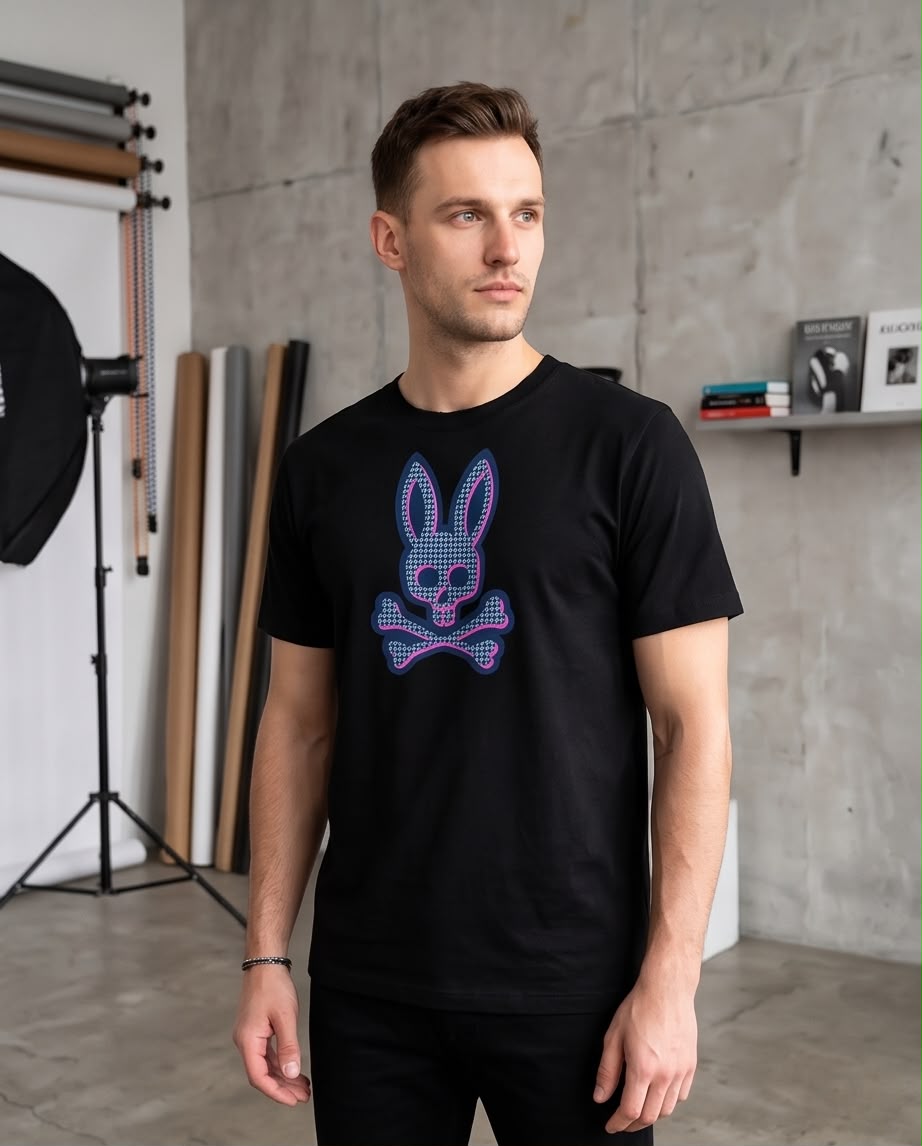 Camiseta Negra Conejo Pata de Gallo Azul y Fucsia Regular Fit
