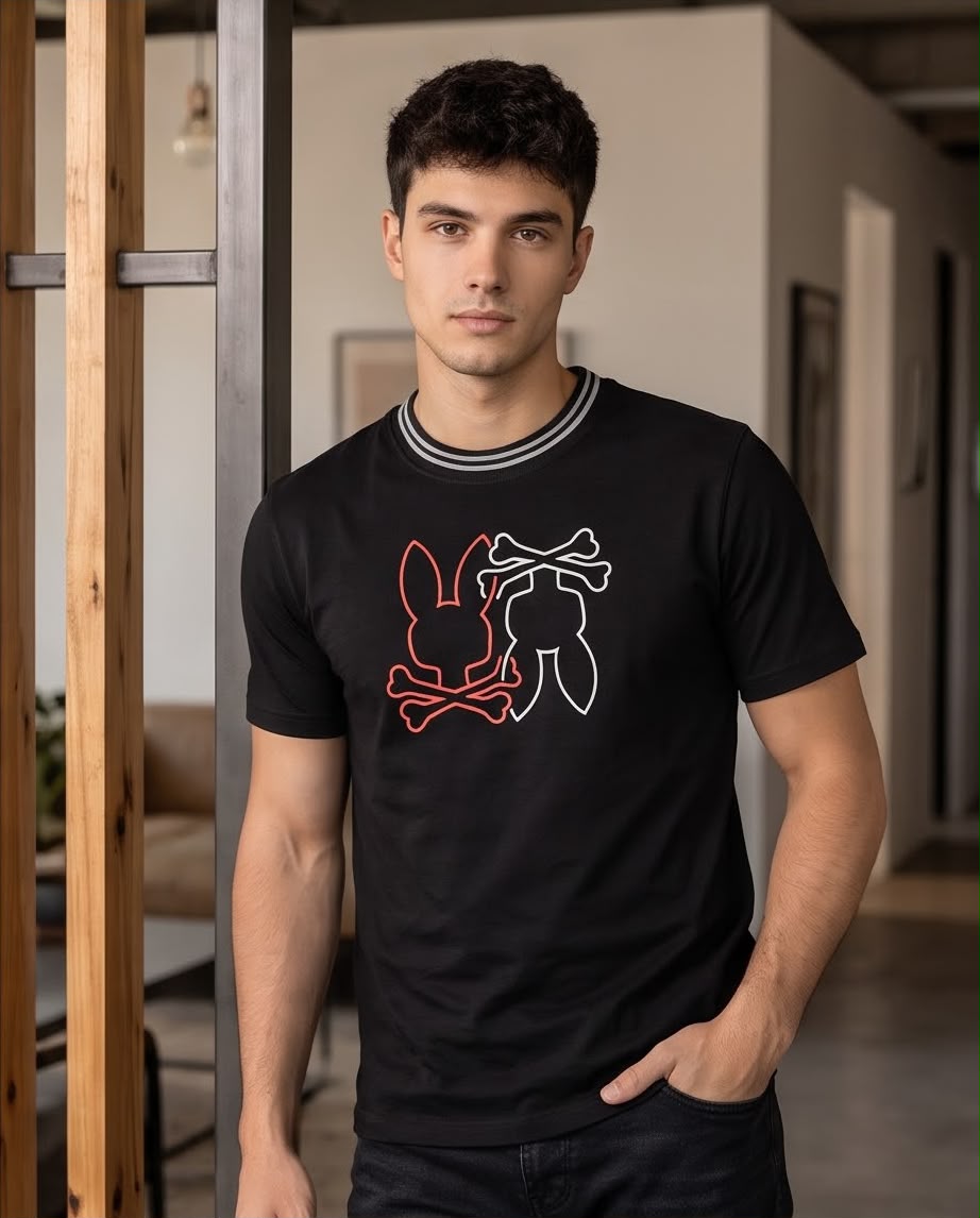 Camiseta Negra Conejos Rojo y Blanco Cuello Rayado Regular Fit