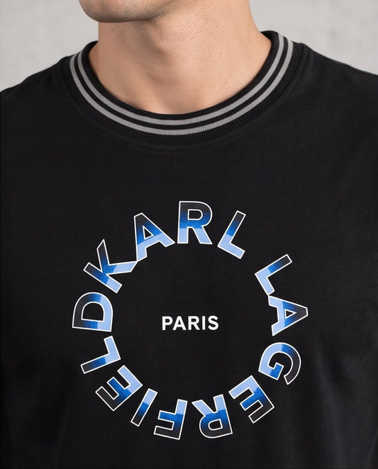 Camiseta Negra KARL LAGERFELD Letras Circulares Azules Cuello Rayado Regular Fit