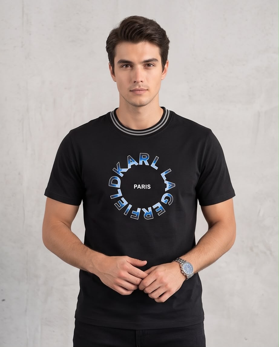 Camiseta Negra KARL LAGERFELD Letras Circulares Azules Cuello Rayado Regular Fit