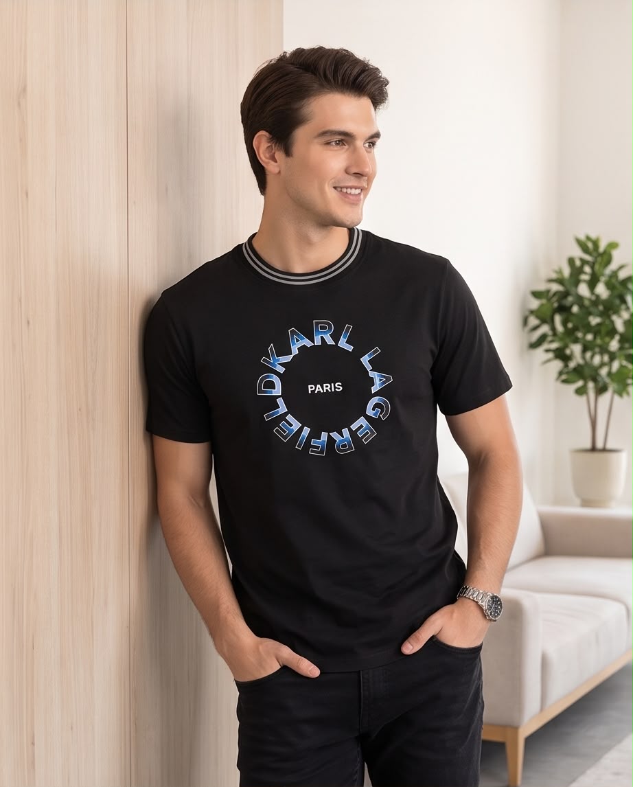 Camiseta Negra KARL LAGERFELD Letras Circulares Azules Cuello Rayado Regular Fit