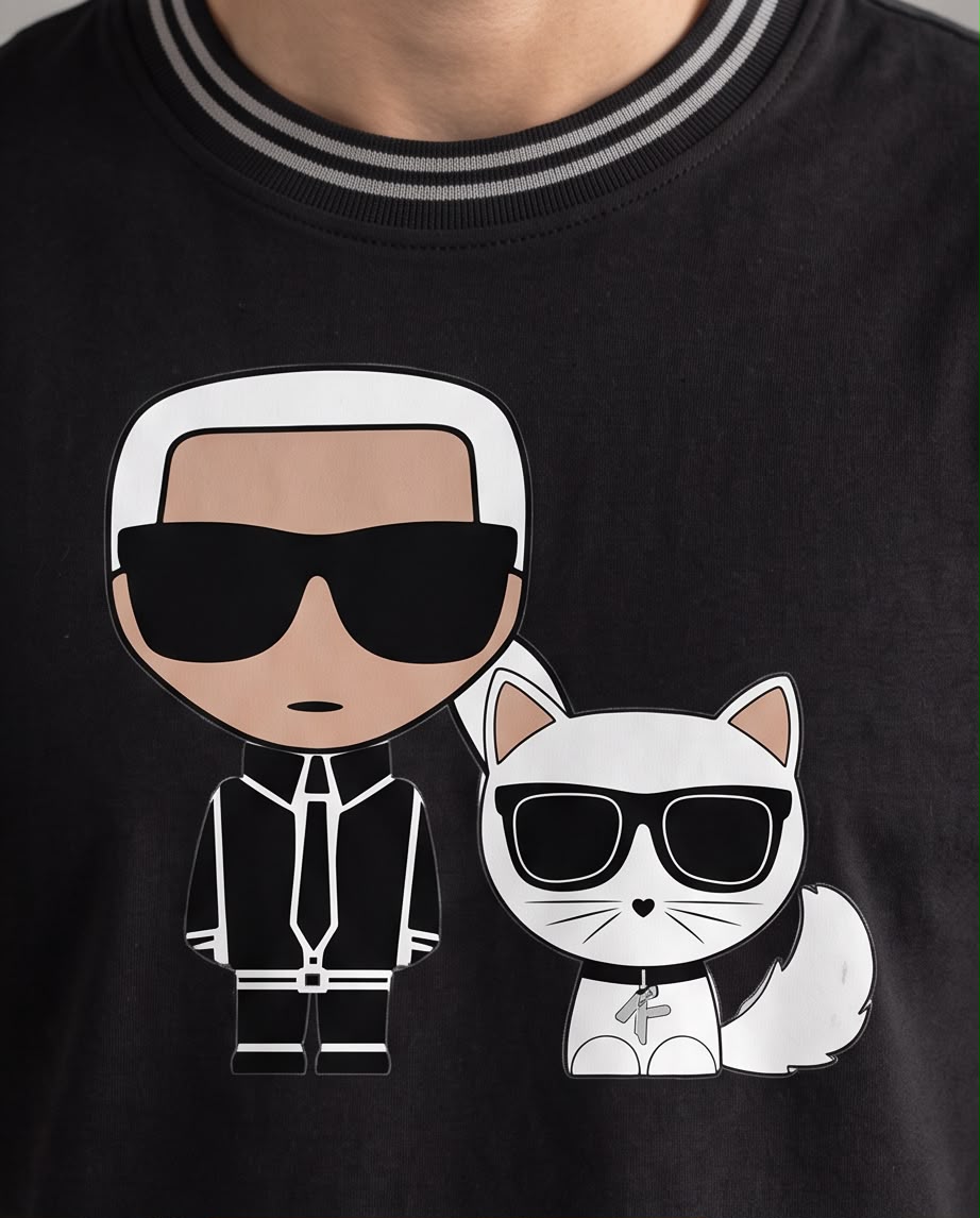 Camiseta Negra Karl y Gato con Gafas Cuello Rayado Regular Fit