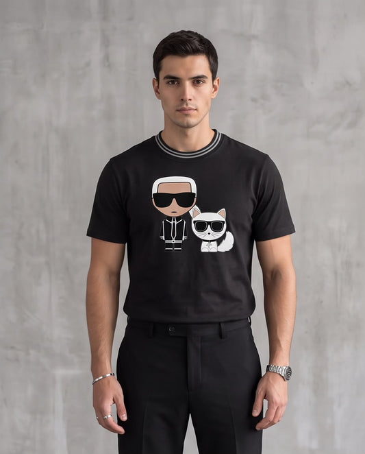 Camiseta Negra Karl y Gato con Gafas Cuello Rayado Regular Fit
