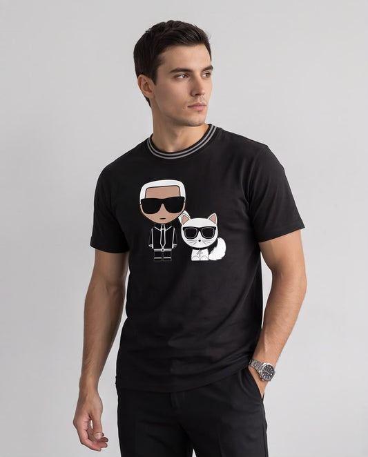 Camiseta Negra Karl y Gato con Gafas Cuello Rayado Regular Fit