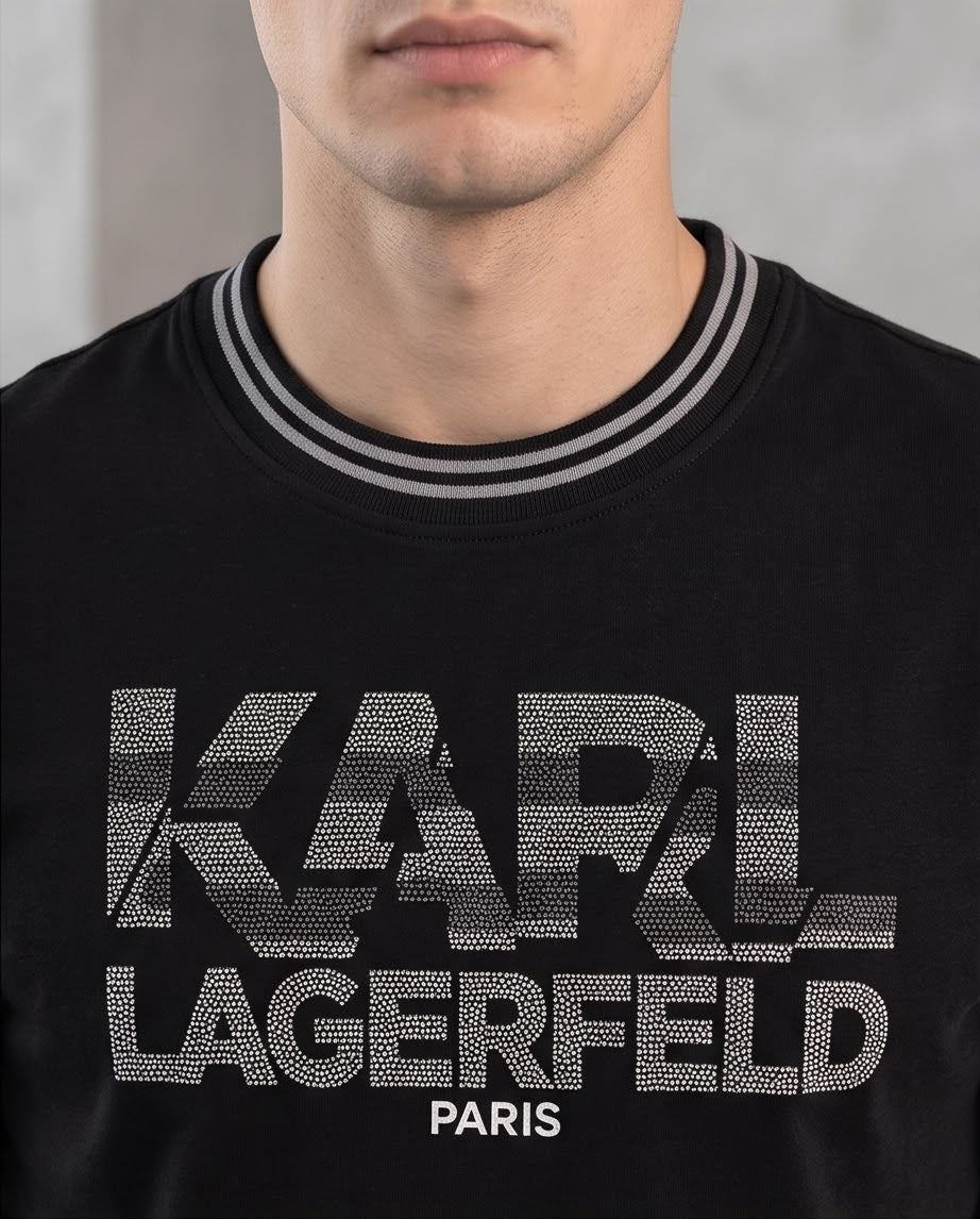 Camiseta Negra KARL LAGERFELD Letras Punteadas Grises Cuello Rayado Regular Fit