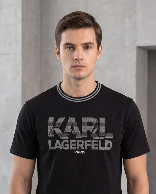 Camiseta Negra KARL LAGERFELD Letras Punteadas Grises Cuello Rayado Regular Fit