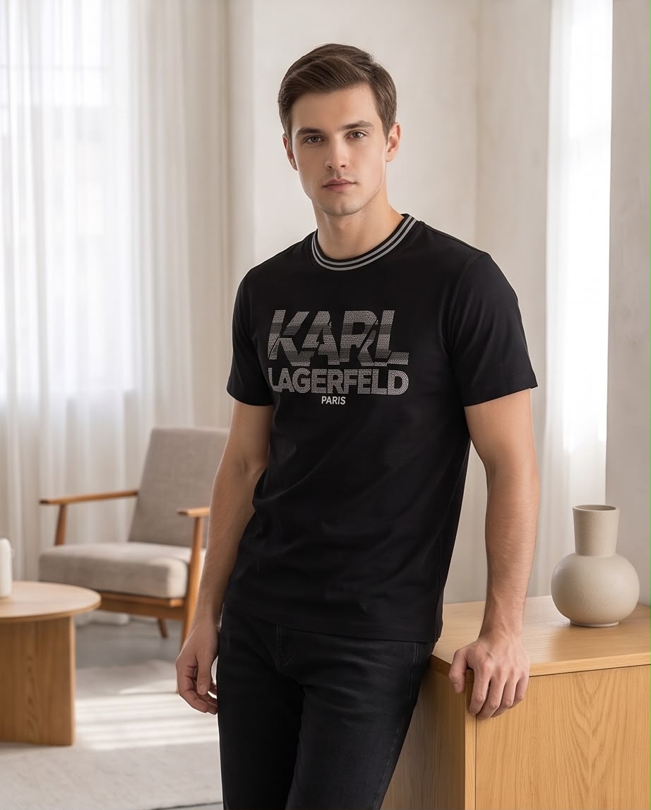 Camiseta Negra KARL LAGERFELD Letras Punteadas Grises Cuello Rayado Regular Fit