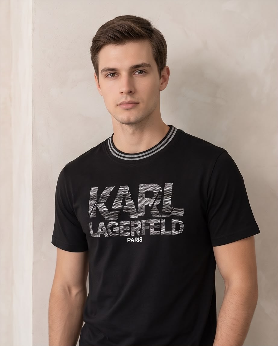 Camiseta Negra KARL LAGERFELD Letras Punteadas Grises Cuello Rayado Regular Fit