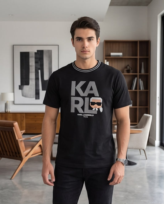 Camiseta Negra KARL LAGERFELD Letras Grises Cuello Rayado Regular Fit