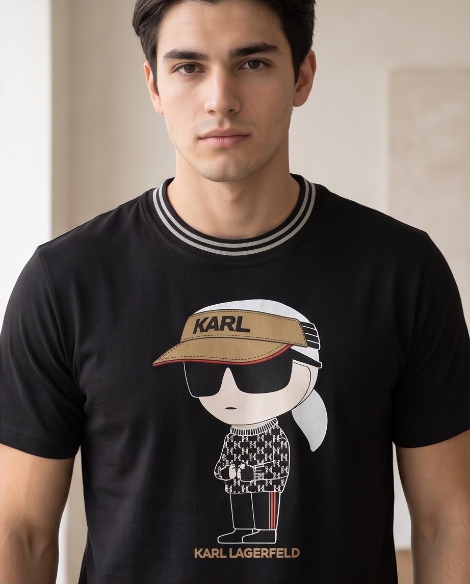 Camiseta Negra KARL LAGERFELD Visera Beige Cuello Rayado Regular Fit