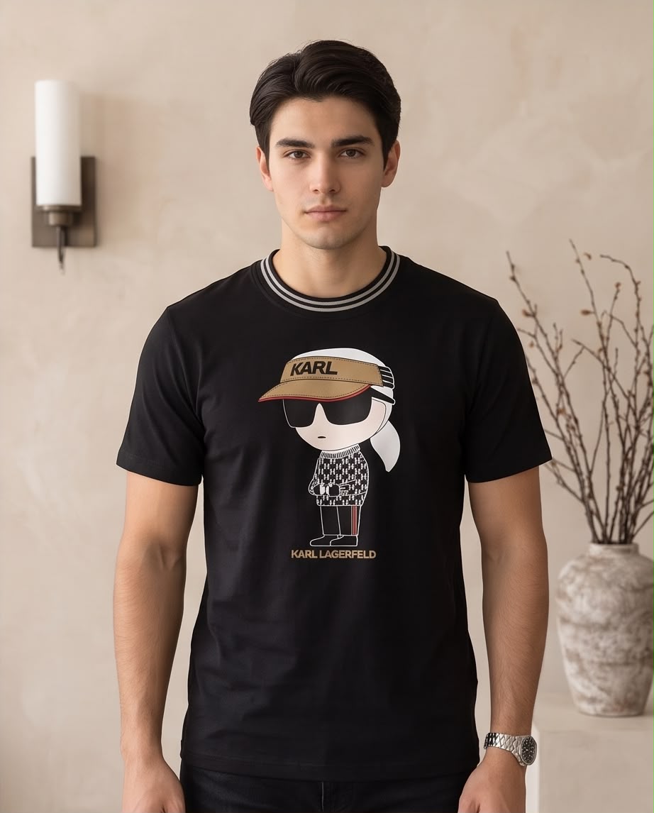 Camiseta Negra KARL LAGERFELD Visera Beige Cuello Rayado Regular Fit