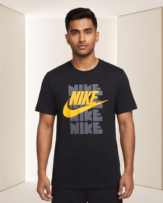Camiseta Negra NIKE Letras Repetidas Grises y Logo Amarillo Regular Fit