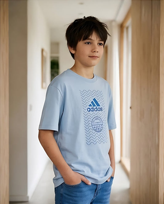 Camiseta Niño adidas Ondas y Globo Azul Cielo Semi Oversize